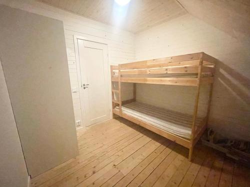 1 dormitorio con 1 litera en una habitación en Lägenhet för större sällskap nära Gekås i Ullared en Vessigebro
