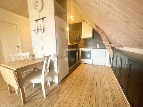cocina con mesa de madera y suelo de madera en Lägenhet för större sällskap nära Gekås i Ullared en Vessigebro