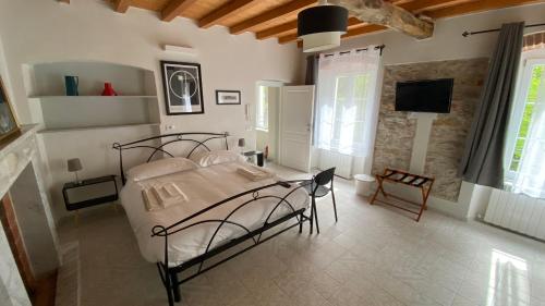 ein Schlafzimmer mit einem Bett und einem Fernseher darin in der Unterkunft B&B Gronda Via Vandelli in Massa