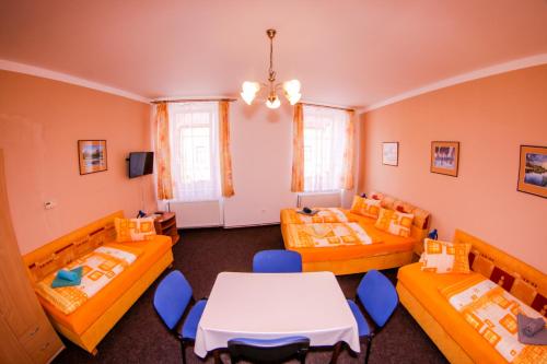 スヴォボダ・ナト・ウーポウにあるAlexandraのベッド2台、テーブル、椅子が備わる客室です。