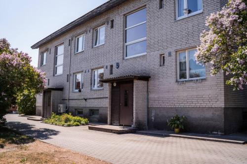 um edifício de tijolos com uma porta ao lado em Cozy apartment in the city center of Kärdla em Kärdla