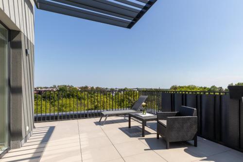 Sunny Seaside Apartment with Terrace & Parking by Noclegi Renters