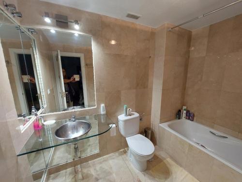 uma casa de banho com um WC, um lavatório e uma banheira em Azahar em Alicante