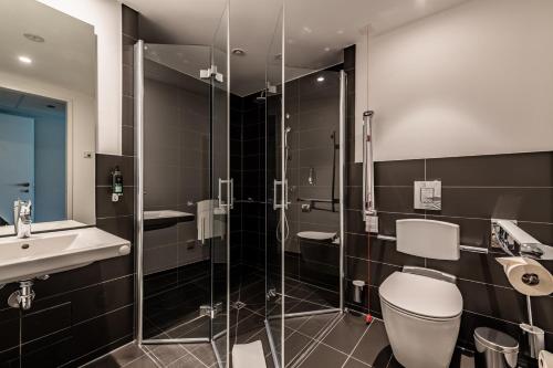 y baño con aseo, lavabo y ducha. en Premier Inn München City Schwabing, en Múnich