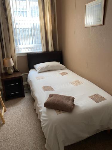 Postel nebo postele na pokoji v ubytování Belhaven Private Hotel