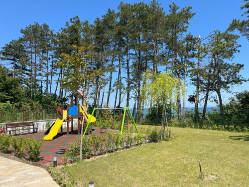 um parque infantil com escorrega num parque em Cozy studio by the seaside em Byala