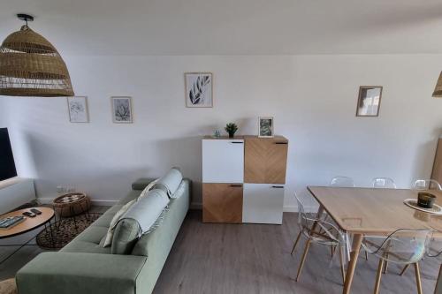 un salon avec un canapé et une table dans l'établissement Entre terre et mer, à Saint-Brévin-les-Pins