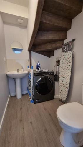 La salle de bains est pourvue de toilettes, d'un lavabo et d'un four micro-ondes. dans l'établissement Entre terre et mer, à Saint-Brévin-les-Pins