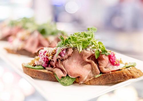 Comida en o cerca de este crucero