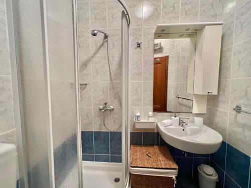 een badkamer met een douche en een wastafel bij Apartman Salty Kisses in Crikvenica