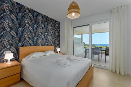 Postel nebo postele na pokoji v ubytování Via Celere 2405 Beautiful apartment with seaview