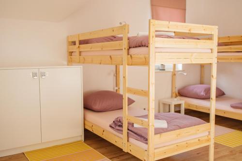 Zimmer mit Etagenbett und 2 Etagenbetten in der Unterkunft Girls Willa in Krakau