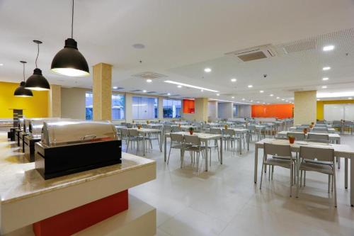 En restaurant eller et andet spisested på Apto do Veloso no Resort