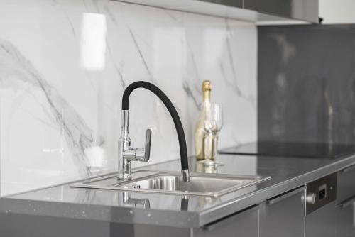 un lavandino con rubinetto su un bancone di Rooftop House Vodice a Vodice