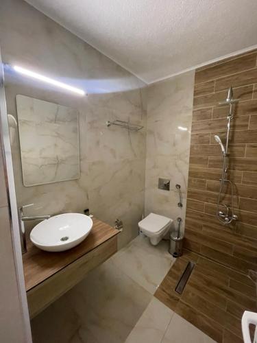a bathroom with a sink and a shower and a toilet at Bici Resort in Dobrosin