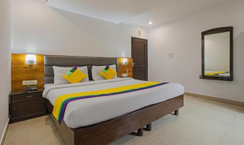 Ein Bett oder Betten in einem Zimmer der Unterkunft Itsy Hotels Peak View, 300 Mts From Mall Road
