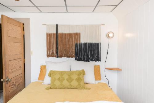 En eller flere senge i et værelse på Unique Two Story with a Vintage Flare