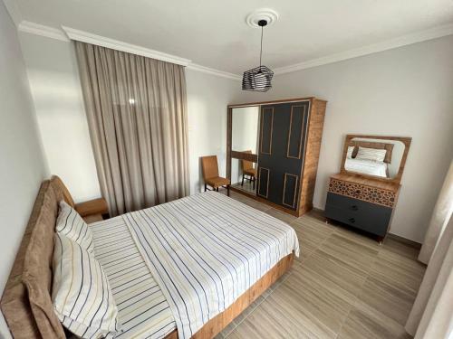 葛尼奧的住宿－Guest House In Gonio，一间卧室配有一张大床和镜子