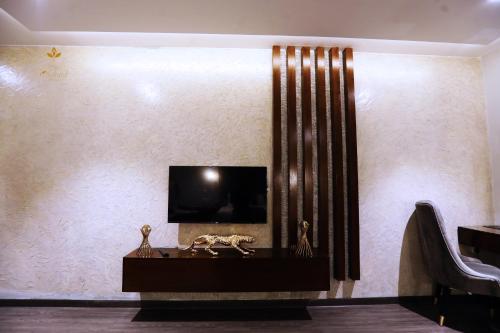 TV a/nebo společenská místnost v ubytování The Orchard Hotel Lahore