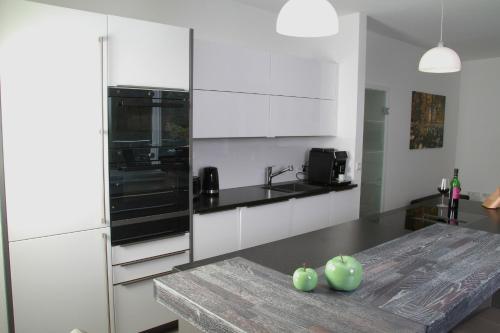 een keuken met twee groene appels op een aanrecht bij Villa Grün, Loft- Wohnung 09 in Tabarz