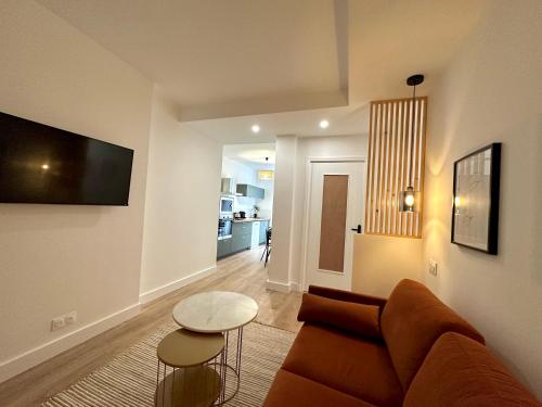 un salon avec un canapé et une table dans l'établissement Magnifique T3 équipé et climatisé centre Ajaccio idéal 4 personnes, à Ajaccio