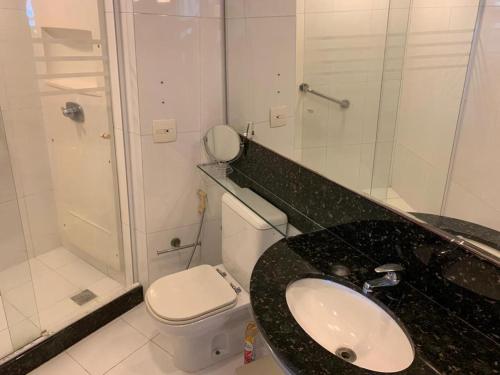 y baño con lavabo, aseo y ducha. en Wyndhan Barra Rio Janeiro en Río de Janeiro