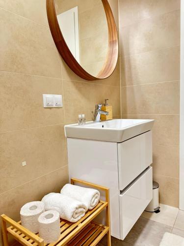 uma casa de banho com lavatório, espelho e toalhas em Room44 - Apartment em Brasov