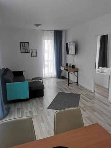 ein Wohnzimmer mit einem Sofa und einem Tisch in der Unterkunft New Apartament Baia Mare 20 in Baia Mare
