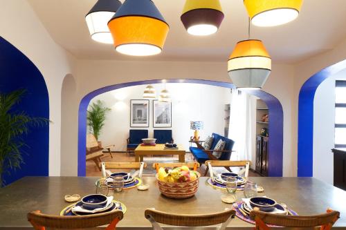 AmazINN Places Casa Coyoacan في مدينة ميكسيكو: غرفة طعام مع طاولة مع وعاء من الفواكه عليها
