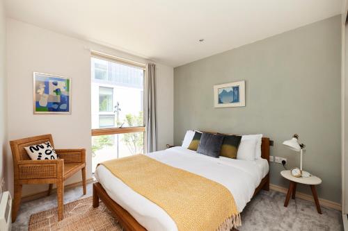 Un dormitorio con una cama grande y una ventana en The Jasper Walk Escape - Charming 2BDR Flat with Balcony, en Londres