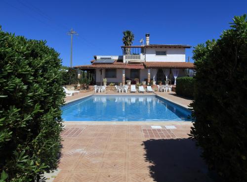 una piscina frente a una casa en B&B Il Mandorleto Avola, en Avola