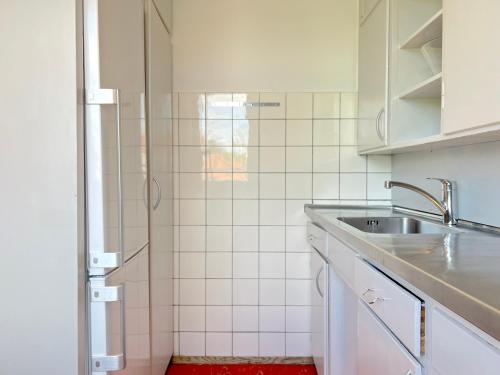 cocina blanca con lavabo y ducha en Studio Apartment In Glostrup, Hovedvejen 70, 3 en Glostrup