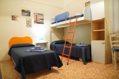 1 dormitorio con 2 camas y 1 litera en La casa del nonno, en Borgagne