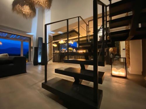een woonkamer met een wenteltrap in een huis bij Bali-style Pool Villa in Residence in Valbonne