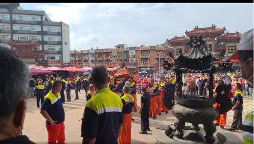 a group of people standing around a crowd of people at Gucheng International Hotel in Ssu-hu