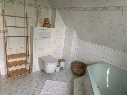 Ένα μπάνιο στο Ferienhaus "Heidis Reethaus in Dranske Goos