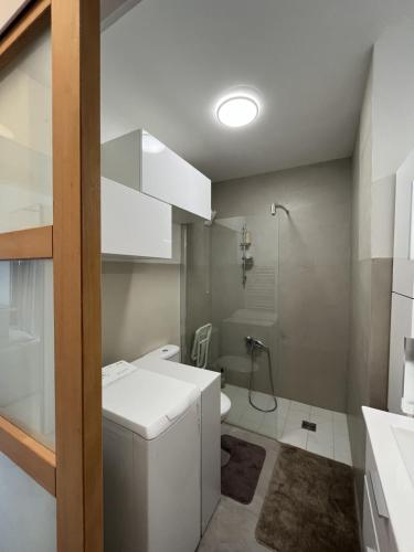 une salle de bain blanche avec toilettes et douche dans l'établissement Charmant Studio avec terrasse et parking à Vence, à Vence