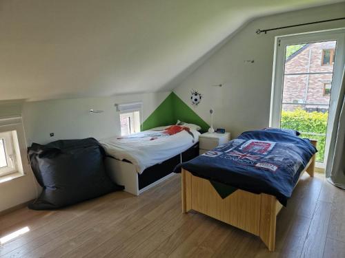 1 Schlafzimmer mit 2 Betten und einem Fenster in der Unterkunft Chambre proche du circuit in Spa