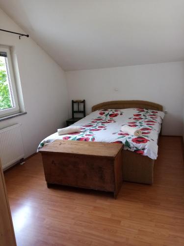 - une chambre avec un lit et du parquet dans l'établissement Otok, à Mesihovina