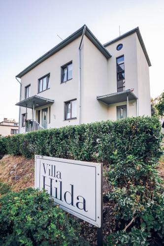 un panneau devant une maison blanche dans l'établissement Hilda Villa, à Viljandi