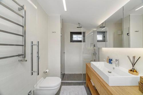 uma casa de banho branca com um lavatório e um WC em Luxury Modern Oasis Villa W Private Garden! #25 em Istambul