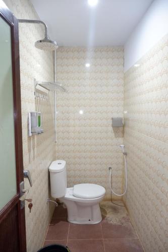 bagno con servizi igienici bianchi in camera di Manggasa Hotel a Makale