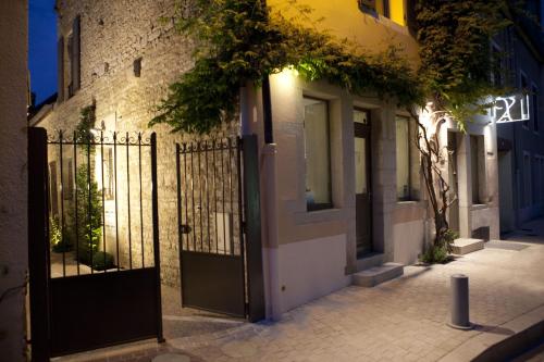 una puerta a un edificio con un edificio en Vign 'Appart, en Nuits-Saint-Georges