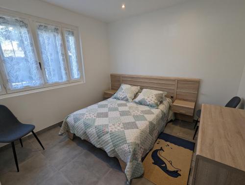 une chambre avec un lit, un bureau et des fenêtres dans l'établissement Sol-y-Days ClauDid, Grand appartement rénové avec terrasse à 50m de la plage et très proche du centre ville, au Grau-du-Roi