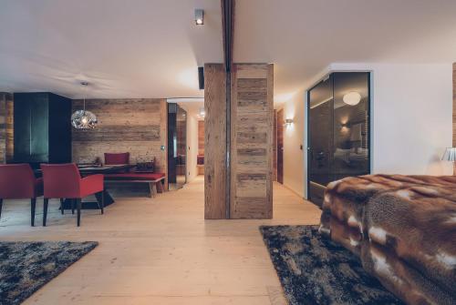a living room with a bed and a dining room at Elizabeth Arthotel Adults Only in Ischgl