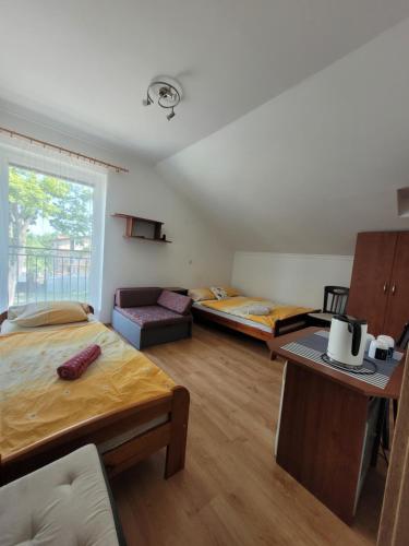ブワディスワボボにあるU Gackaのベッド2台とソファが備わる客室です。