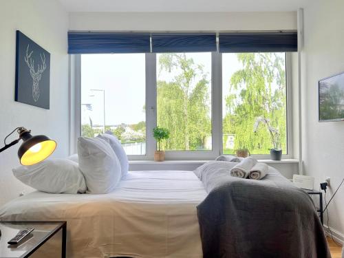 Un dormitorio con una cama con almohadas blancas y una ventana en Studio Apartment In Rdovre, Trnvej 29a, en Rødovre