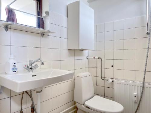 Baño blanco con aseo y lavamanos en Studio Apartment In Rdovre, Trnvej 29a, en Rødovre