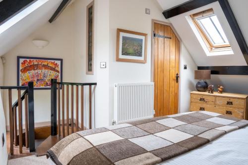 Voodi või voodid majutusasutuse Woodview - cosy 1840s cottage in Chew Valley and Mendip AONB toas