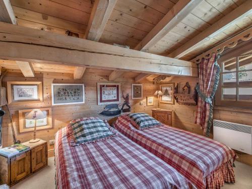 ムジェーヴにあるAppartement Megève, 5 pièces, 8 personnes - FR-1-453-28のベッド2台 木製の壁の部屋